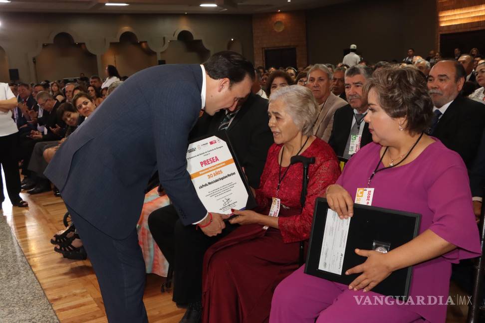 $!Entre los homenajeados, cuatro docentes recibieron distinciones por medio siglo de servicio, una muestra de dedicación excepcional.
