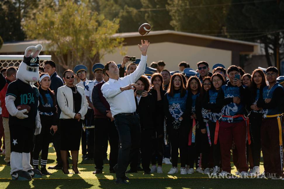 $!El alcalde Javier Díaz González comparte un momento deportivo con estudiantes del CBTis 97 durante la inauguración de la nueva cancha de usos múltiples.