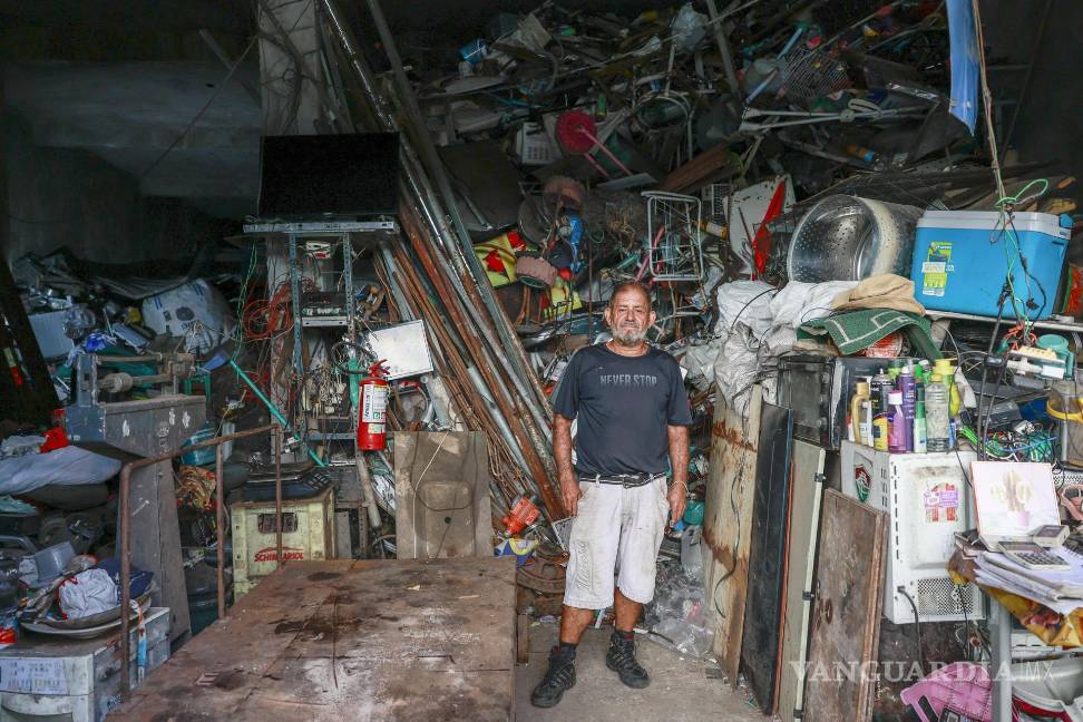 $!Deusdete Souza conocido como Beto Sucuta 'Chatarra' posa junto a objetos reciclables este jueves en Belém, Brasil.