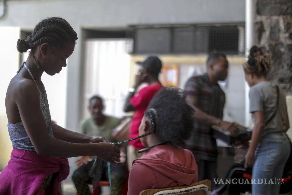 $!Migrantes haitianos permanecen en las instalaciones de la organización Cafemin mientras se resuelve su situación migratoria en la Ciudad de México (México).