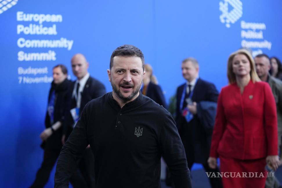 $!El presidente ucraniano, Volodymyr Zelenskyyy la primera ministra de Letonia, Evika Silina llegan a la cumbre de la Comunidad Política Europea.