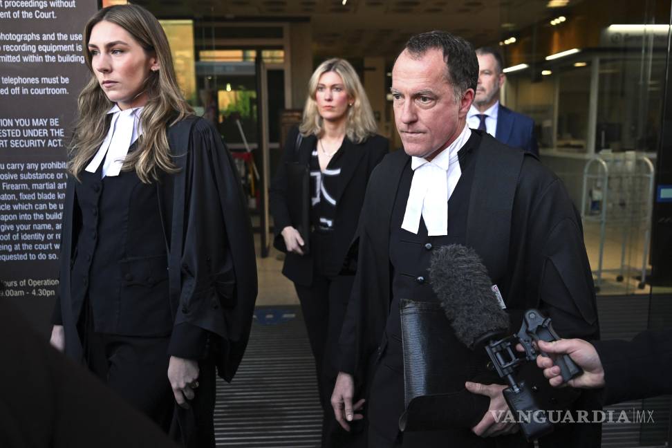 $!El abogado defensor de Erin Patterson, Colin Mandy (derecha), sale del Tribunal de Magistrados de Latrobe Valley en Morwell, Australia.