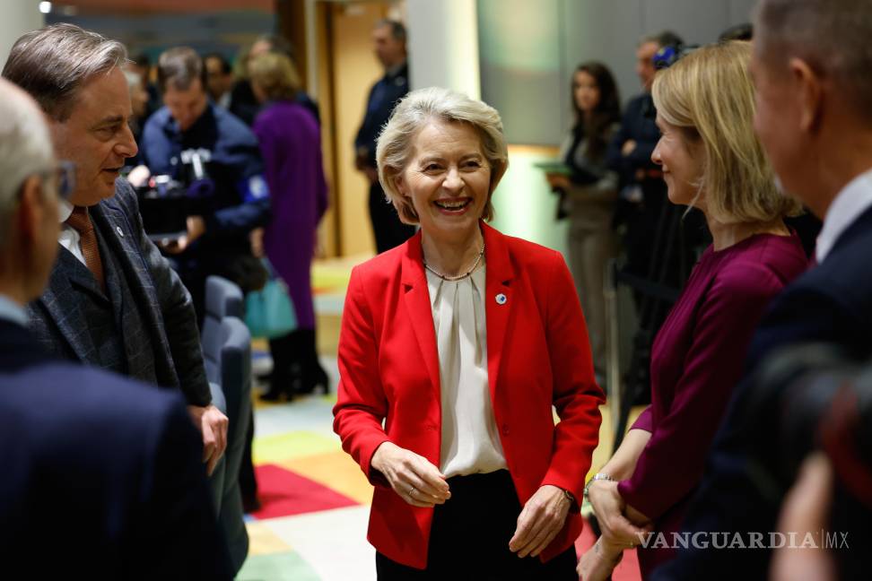 $!La presidenta de la Comisión Europea, Ursula von der Leyen (c), en una mesa redonda en la cumbre de la UE en Bruselas, el jueves 22 de enero de 2026.