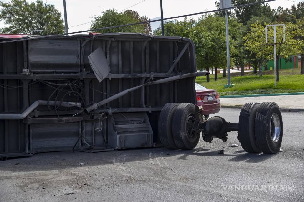 $!La barda cardán del camión se desprendió tras una falla mecánica, causando la volcadura en el periférico Luis Echeverría.