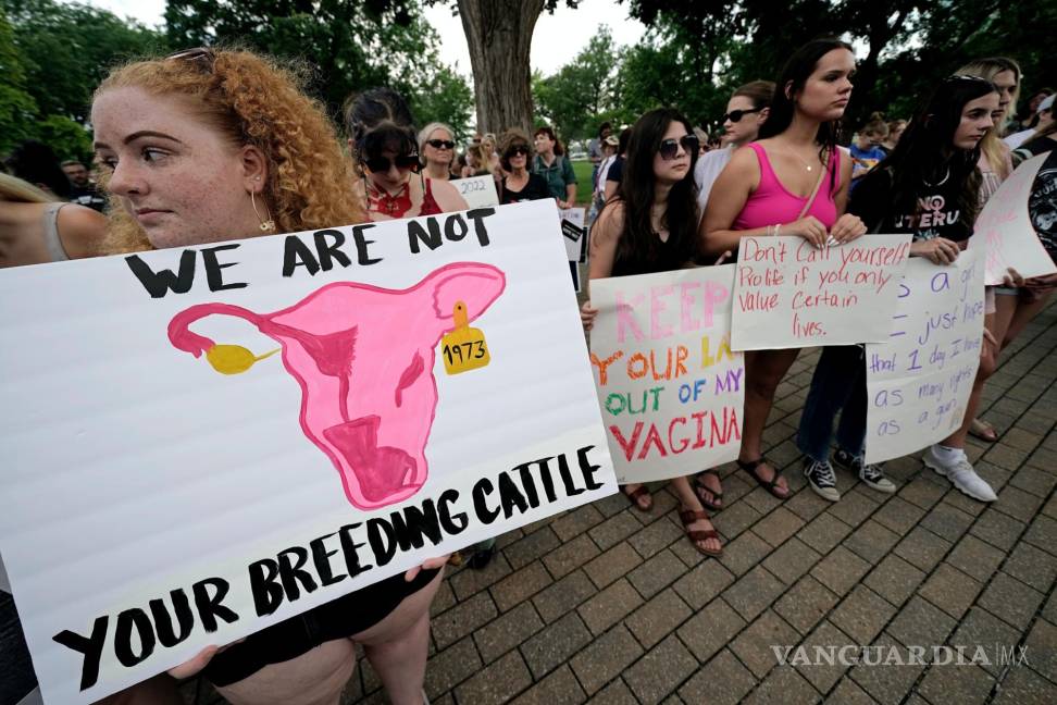 $!24/06/2022. Defensores del derecho al aborto frente al Capitolio de Kansas en Topeka, Kansas, para protestar contra el fallo de la Corte Suprema sobre el aborto.
