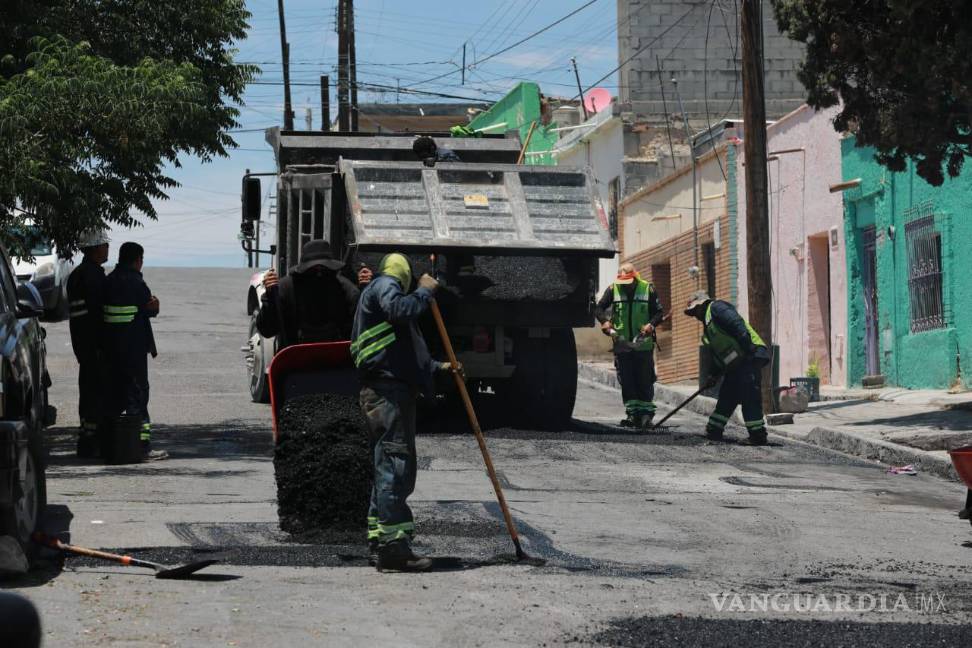 $!Cuadrillas del Municipio taparon los baches de la calle Fortín de Carlota, en el Barrio del Ojo de Agua.