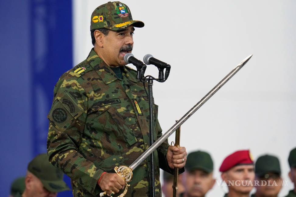 $!Nicolás Maduro, sostiene una espada ceremonial que se dice perteneció al héroe de la independencia Simón Bolívar durante una marcha cívico-militar.
