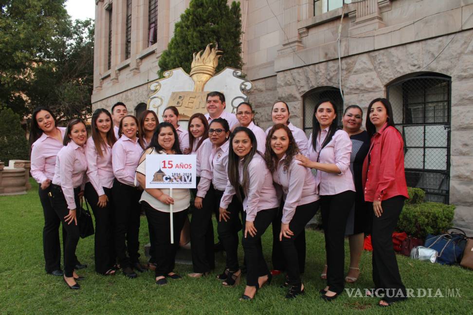 $!Le tocan las 'mañanitas' a la Benemérita Escuela Normal de Coahuila por su 124 aniversario