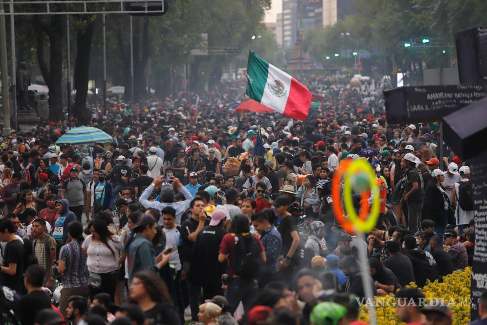 $!Jóvenes celebran el día mundial de la marihuana en el Plantón 420, frente al Senado mexicano, en la Ciudad de México (México).