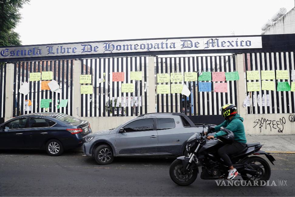 $!Exterior de la sede de la 'Escuela Libre de Homeopatía de México' con carteles de protesta en Ciudad de México. La CDMX ahora es un punto crítico para cientos de migrantes.