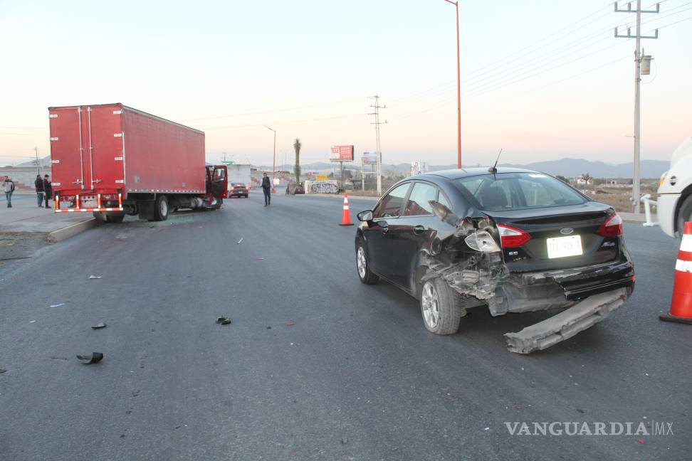 Camión de carga embiste a cuatro vehículos, en Ramos Arizpe