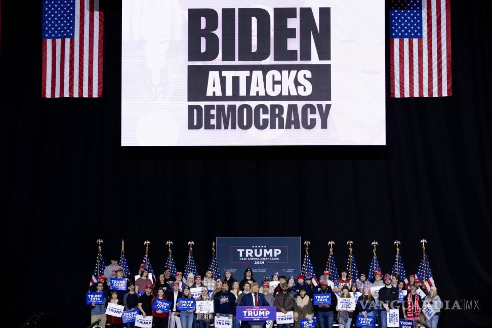 $!El expresidente estadounidense Donald Trump (abajo c) realiza un mitin de campaña en el SNHU Arena de Manchester, New Hampshire.