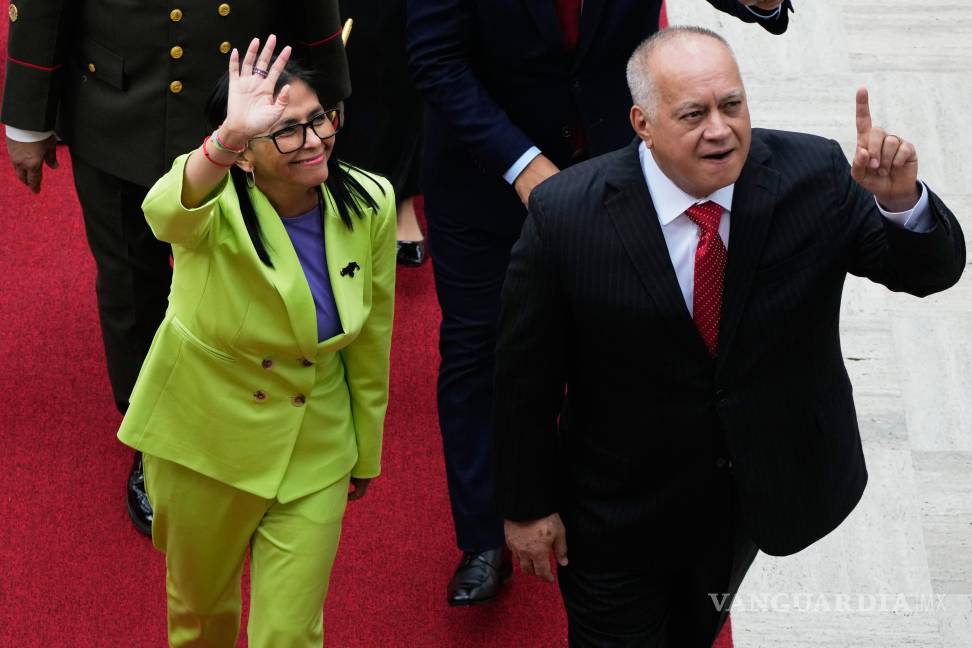$!La presidenta encargada de Venezuela, Delcy Rodríguez y el ministro del Interior, Diosdado Cabello, llegan a la Asamblea Nacional en Caracas, Venezuela.