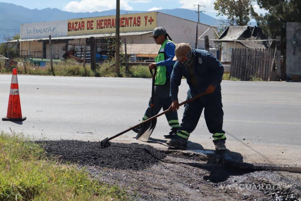 $!Brigadas del programa “Aquí Andamos” reparan el pavimento en el bulevar Jesús Valdés Sánchez, atendiendo los daños ocasionados por las lluvias recientes y mejorando la seguridad vial para la ciudadanía.