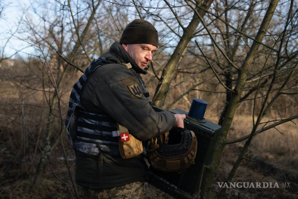 $!Un soldado ucraniano instala un sistema de guerra electrónica para sofocar los drones rusos en la línea del frente, cerca de Bakhmut, región de Donetsk, Ucrania