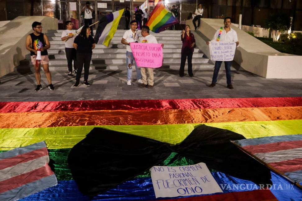 $!Organizaciones Civiles de la Comunidad LGBT+ protestaron en Tapachula, Chiapas, para que se esclarezca la muerte del Magistrade Jesús Ociel Baena.