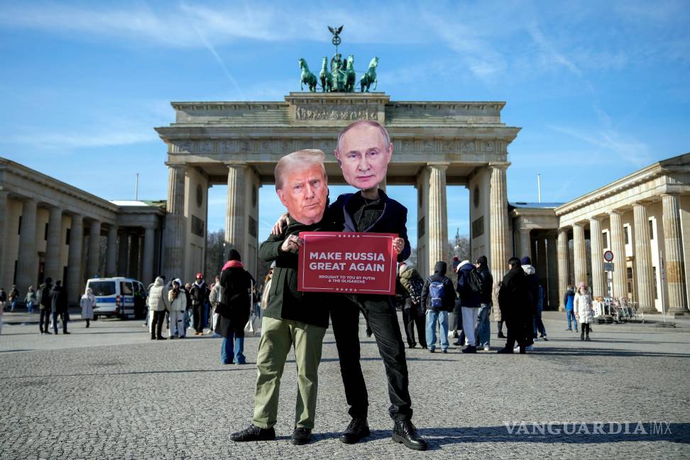 $!Activistas protestan contra el apoyo de EU a Rusia en Berlín. Tras el regreso de a la Casa Blanca, quedó en el pasado el frente unido de Washington contra Rusia.