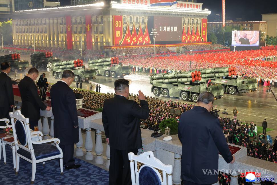 $!El líder norcoreano Kim Jong-un observa el desfile militar que conmemora el 80 aniversario de la fundación del gobernante Partido de los Trabajadores.