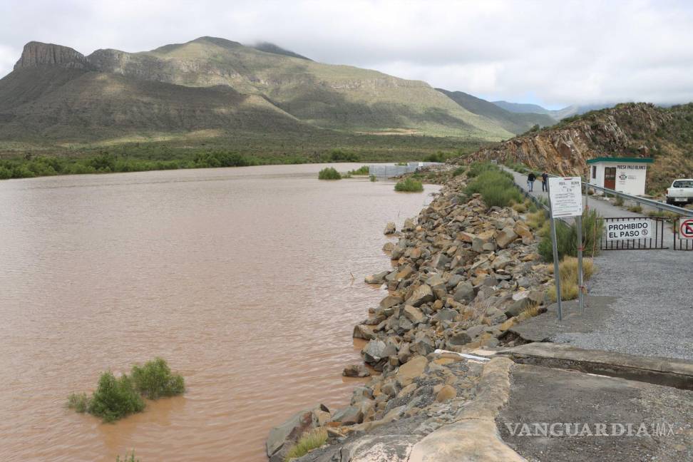 $!El director de Protección Civil de Ramos Arizpe explicó cómo las intensas lluvias elevaron rápidamente los niveles de agua en la presa, marcando un hito en la gestión del agua en la región.