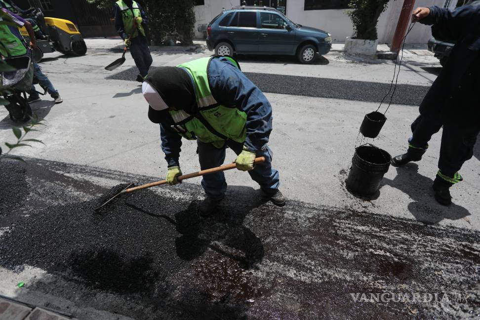 $!En el bulevar Emilio Arizpe de la Maza y en calles del Distrito Centro, se llevaron a cabo trabajos de bacheo y barrido manual para mejorar la movilidad urbana.