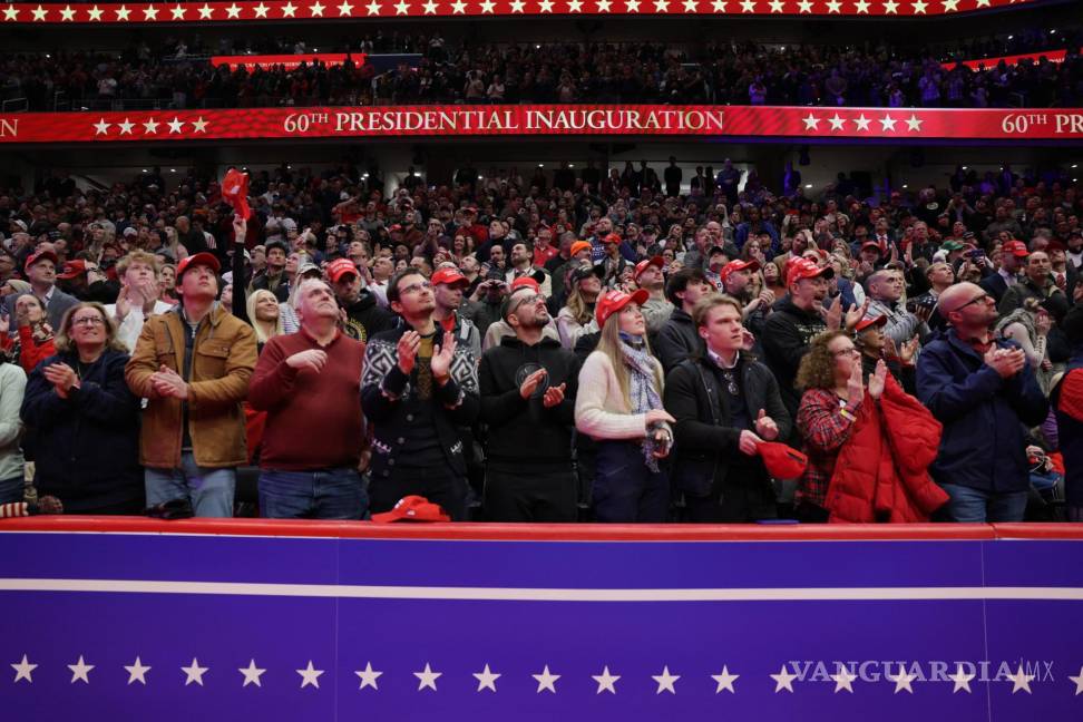 $!Los invitados observan desde el interior del Capitol One Arena la juramentación del presidente electo de Estados Unidos, Donald Trump, en Washington.