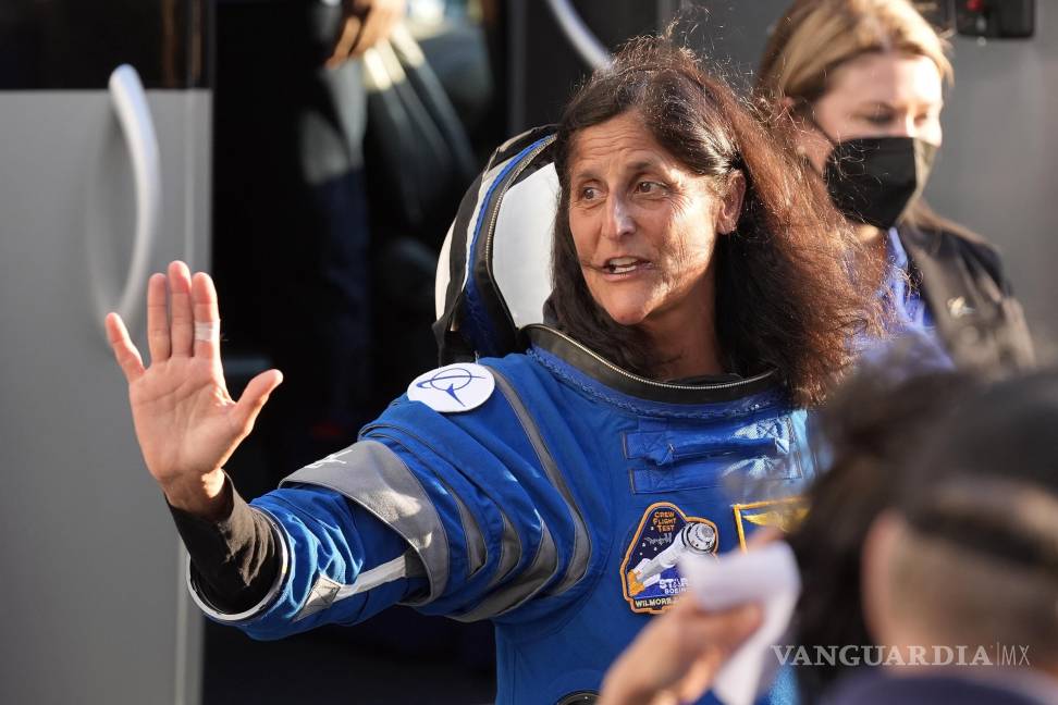 $!La astronauta de la NASA Suni Williams sale del edificio de Operaciones y Control para abordar la cápsula Starliner de Boeing el 6 de mayo de 2024.