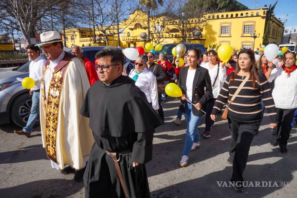 $!El obispo Hilario González García recorre la ciudad como parte de su agenda pastoral en Ramos Arizpe, acompañado por autoridades locales.