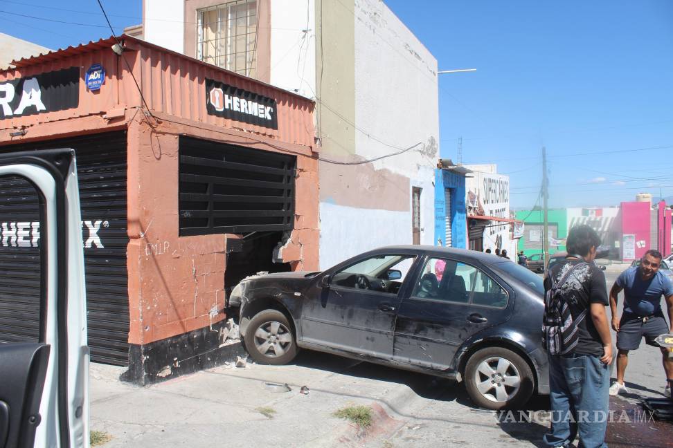 $!El percance ocurrió cuando el joven invadió el carril de una vagoneta Peugeot al intentar dar una vuelta pronunciada.