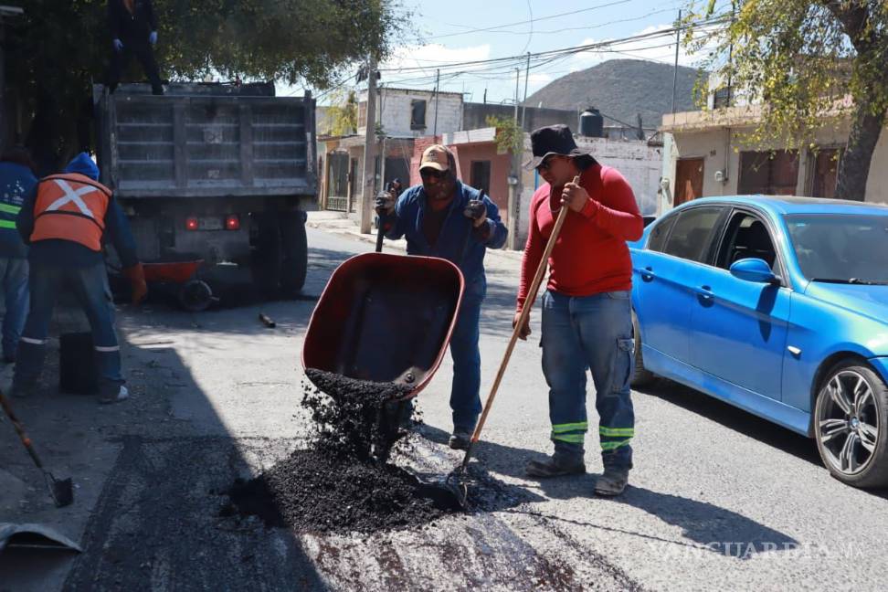 $!Los trabajos incluyeron limpieza de sitios dañados, relleno de baches con mezcla asfáltica y nivelación del pavimento.