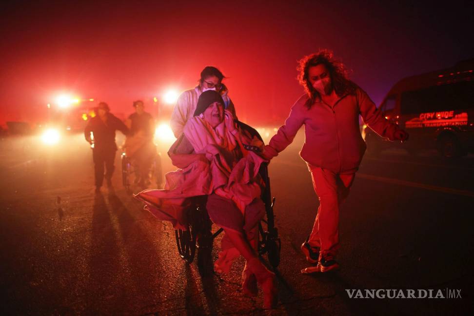 $!Los residentes de un centro para personas mayores son evacuados a medida que se acerca el incendio Eaton el martes 7 de enero de 2025 en Altadena, California.