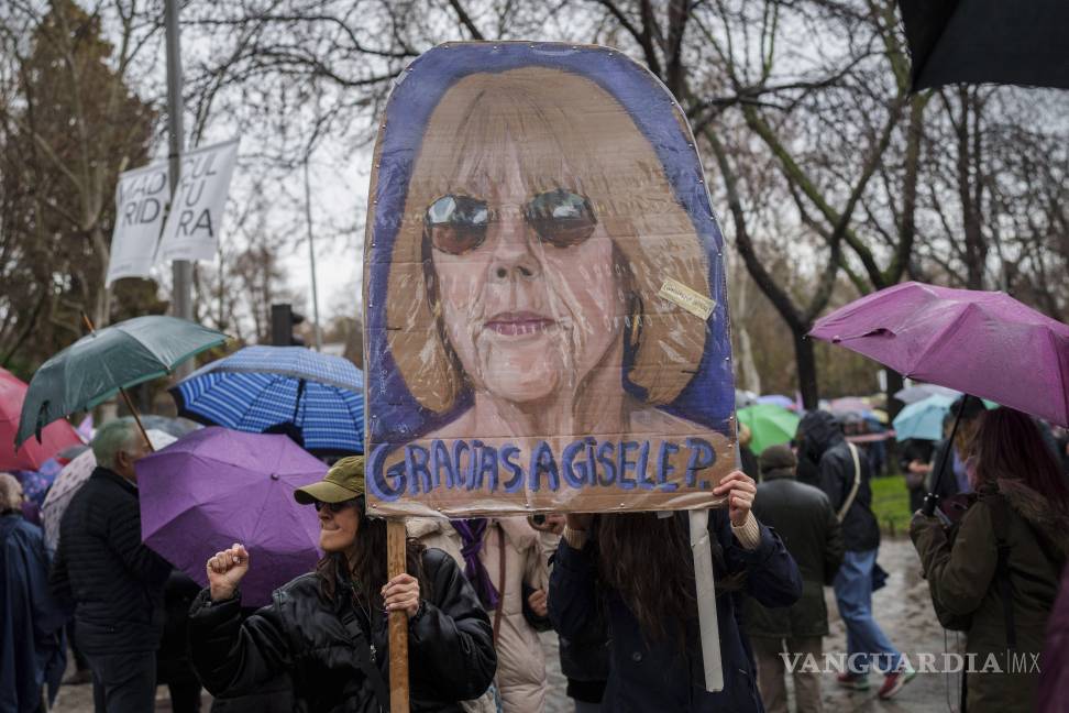 $!Manifestantes sostienen un cartel que representa a Gisele Pélicot durante una protesta por el Día Internacional de la Mujer en Madrid, España.