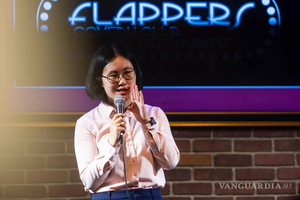 $!Corinna Yee durante una actuación en Stand Up For Climate, un show de comedia en el Flappers Comedy en Burbank, California.