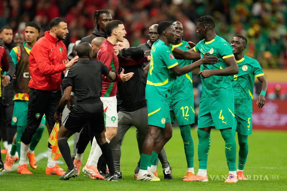 $!Los jugadores de Marruecos y Senegal se pelean tras pitarse un penal en la final de la Copa Africana de Naciones.