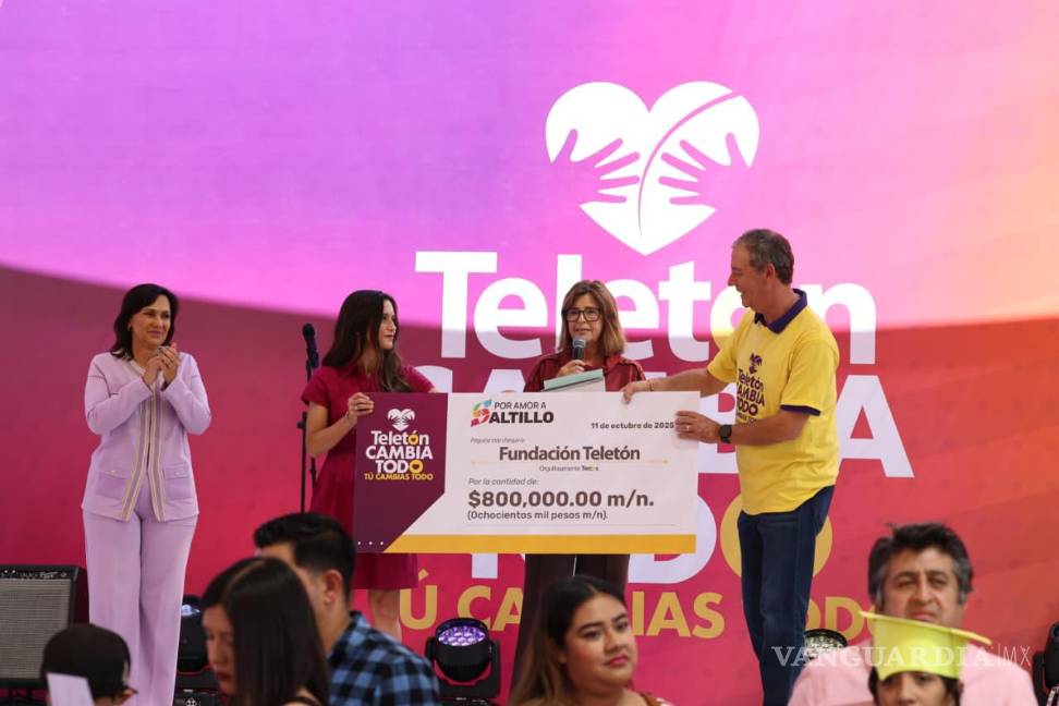 $!La madre del alcalde, Catalina González, y la tesorera municipal entregaron un donativo de 800 mil pesos al Teletón en el CRIT Saltillo.