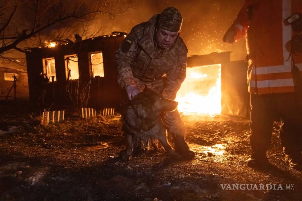 $!Los bomberos extinguen un incendio después de un ataque ruso a un barrio residencial en Kharkiv, Ucrania, el sábado 10 de febrero de 2024.