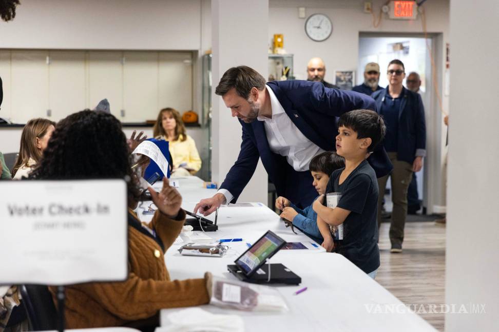 $!El senador JD Vance candidato republicano a vicepresidente, emite su voto acompañado por sus hijos Ewan, a la derecha, y Vivek en Cincinnati.