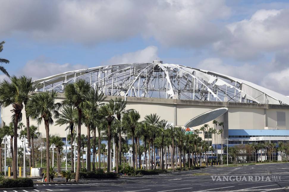 $!El techo del Tropicana Field, hogar de los Rays, quedó destrozado tras el paso de Milton.