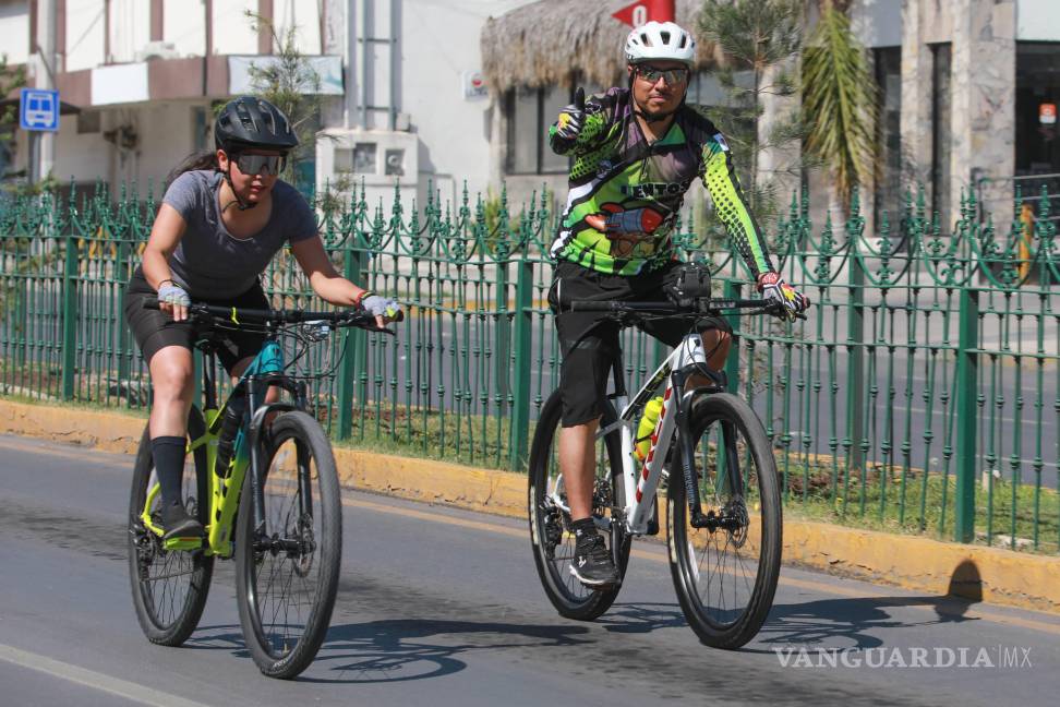 $!Familias saltillenses disfrutaron una jornada dominical de convivencia y actividad física en el bulevar Venustiano Carranza.