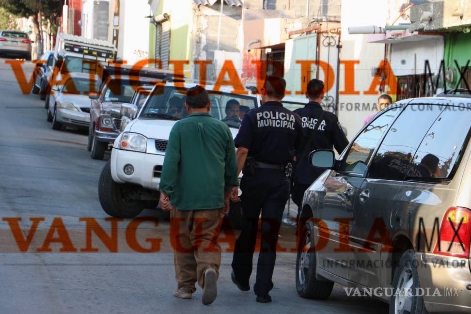 $!Denuncian vecinos que policías de Saltillo arrollan a peatón; Municipio dice: se impactó en patrulla
