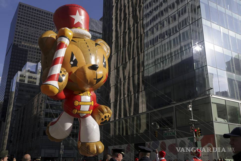$!El globo Toni recorre la Sexta Avenida durante el Desfile del Día de Acción de Gracias de Macy’s en Nueva York. AP/Jeenah Moon