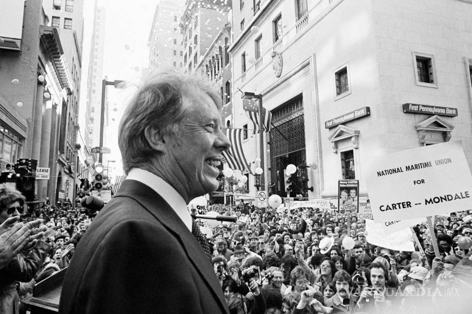 $!35,000 personas se reúnen para escuchar el discurso del candidato presidencial Jimmy Carter al mediodía en el centro de Filadelfia, el 29 de octubre de 1976.