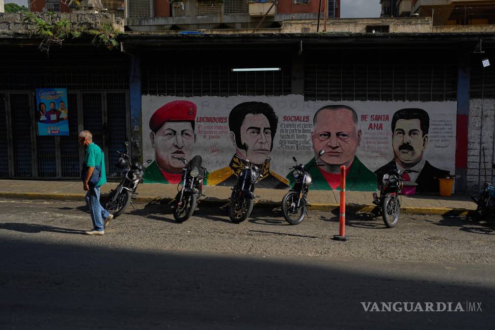 $!Mural con imágenes de Hugo Chávez, Simón Bolívar, el ministro de Interior, Justicia y Paz, Diosdado Cabello, y el presidente venezolano, Nicolás Maduro.