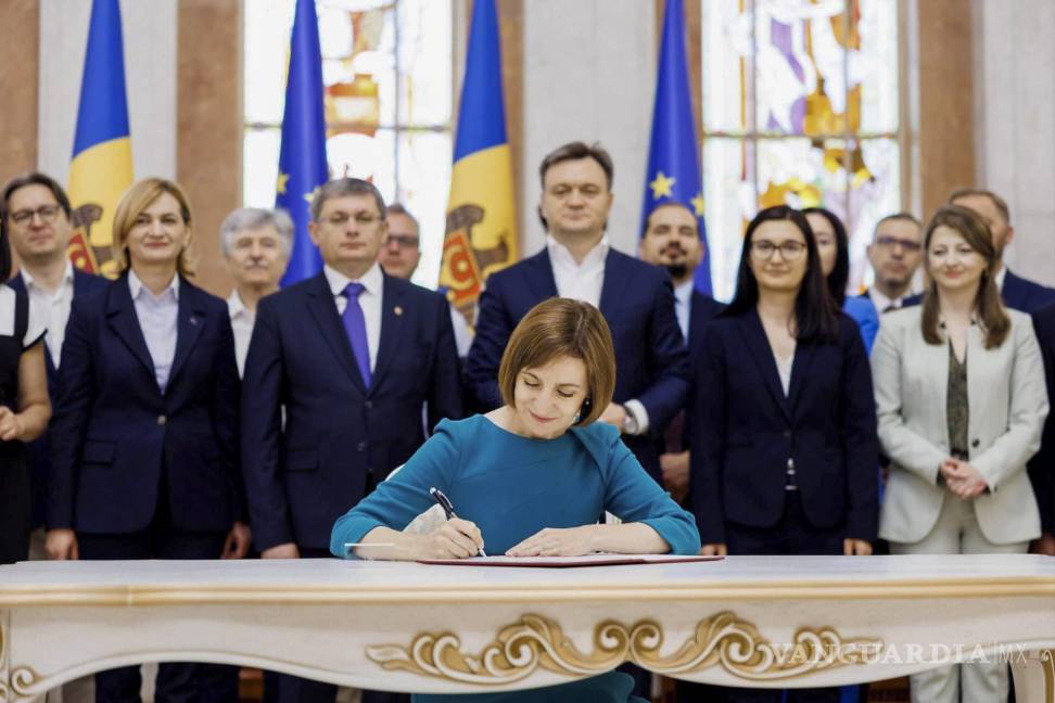 $!La presidenta de Moldavia, Maia Sandu, firma el decreto sobre el inicio de las negociaciones de adhesión de Moldavia a la UE en Chisinau.