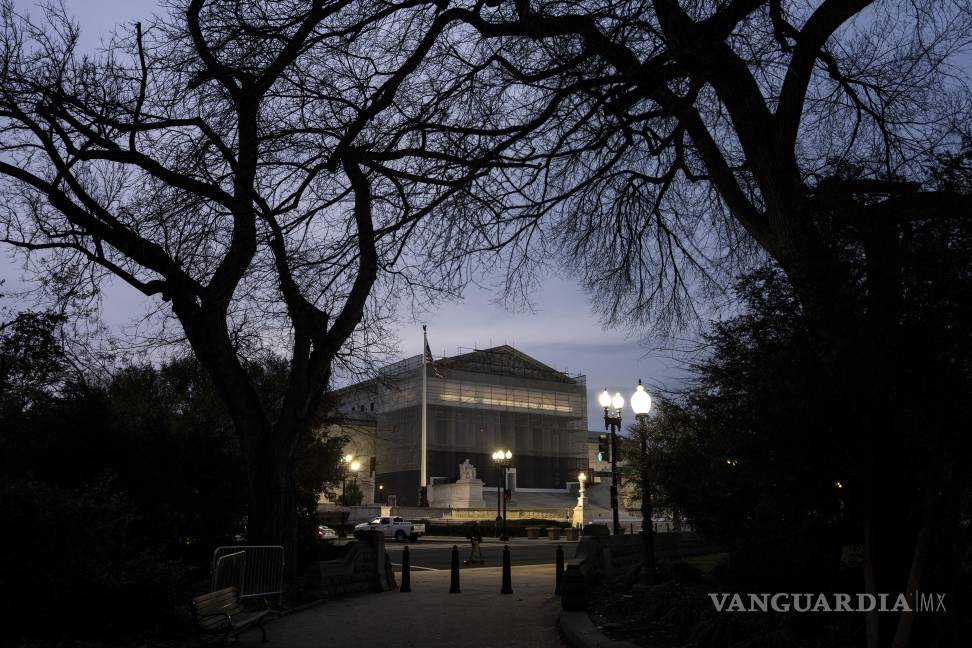 $!La Corte Suprema considerará si el Trump puede destituir a funcionarios gubernamentales independientes a pesar de las leyes que los protegen.