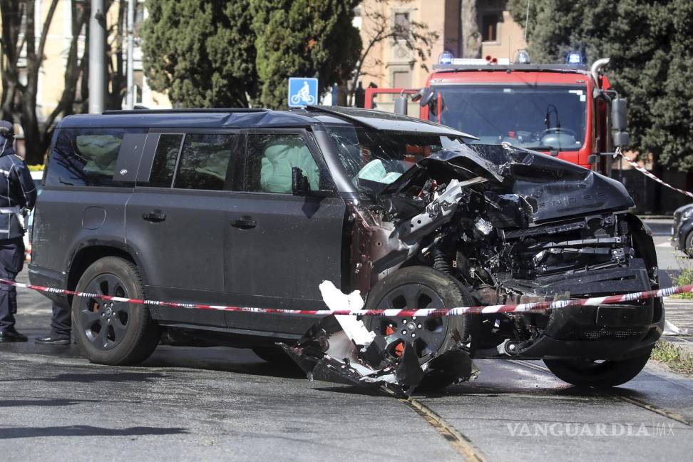 $!El vehículo destrozado del delantero italiano Ciro Immobile, capitán de la Lazio, tras estrellarse contra un tranvía en Roma.