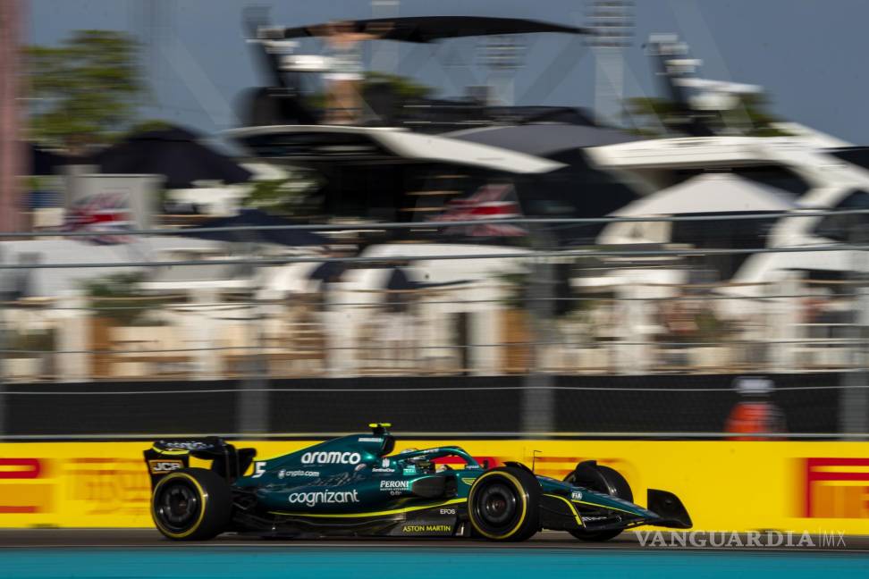$!El piloto alemán Sebastian Vettel de Aston Martin en acción durante los entrenamientos libres 2 del Gran Premio de Fórmula 1 de Miami