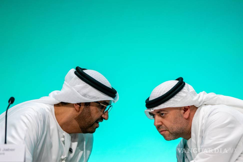 $!Sultan Ahmed Al Jaber (i), presidente de la COP28, conversa con el embajador Majid Al Suwaidi (d), director General de la conferencia climática COP28 en Dubai.