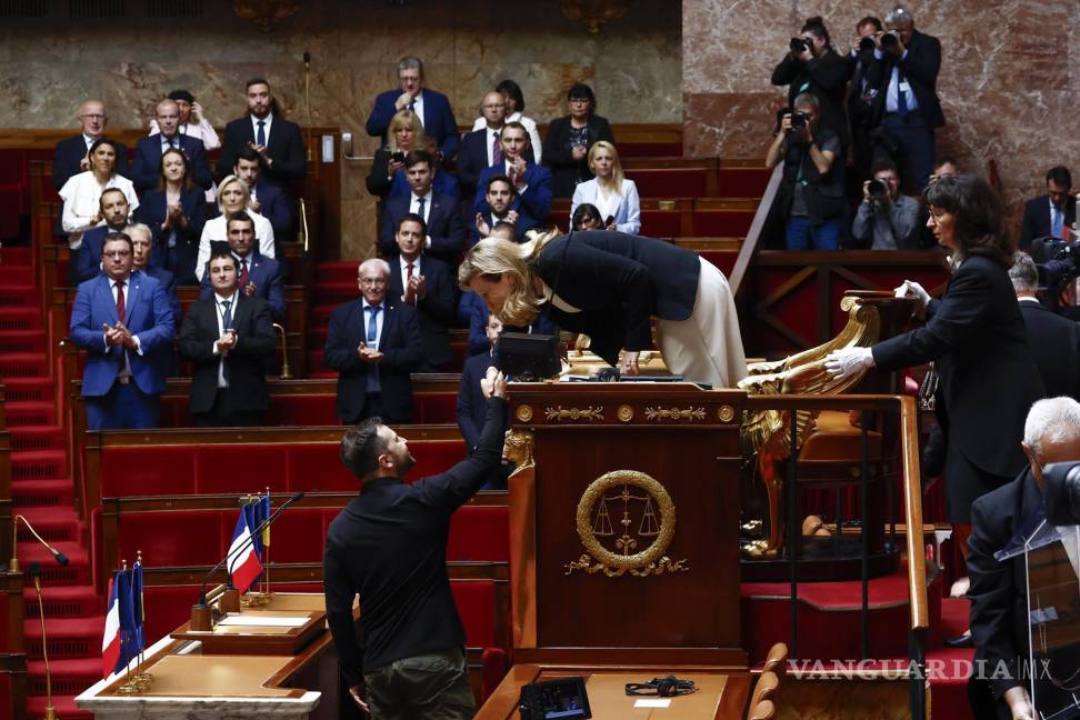 $!La presidenta de la Asamblea Nacional francesa, Yael Braun-Pivet (c), saluda al presidente de Ucrania, Volodymyr Zelensky (i), antes de su discurso en París.
