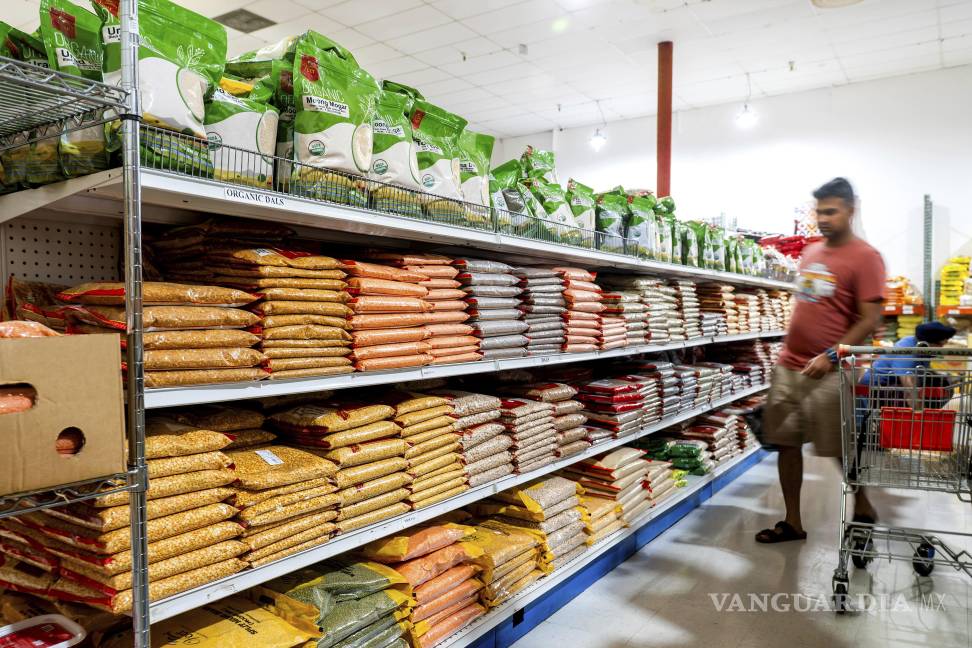 $!Un cliente compra en New India Bazar, donde la mayoría de la mercancía es importada de India y Canadá en Fremont, California.