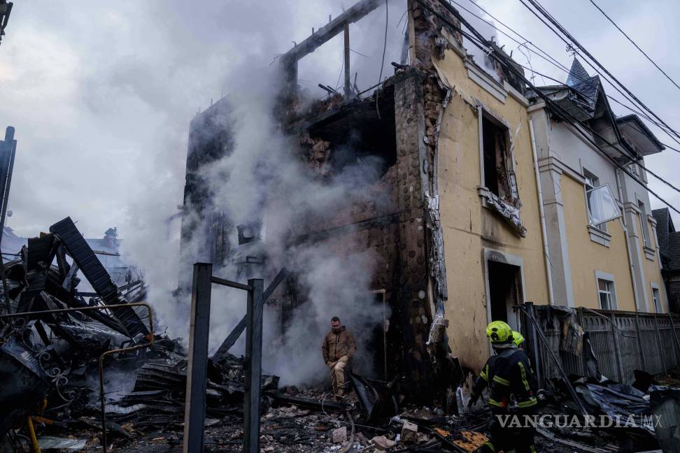 $!Rescatistas trabajan en un edificio dañado por un ataque ruso, este sábado en la capital ucraniana de Kiev.
